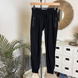 🪴$5/25🪴 f21 black low rise slim fit cotton joggers small